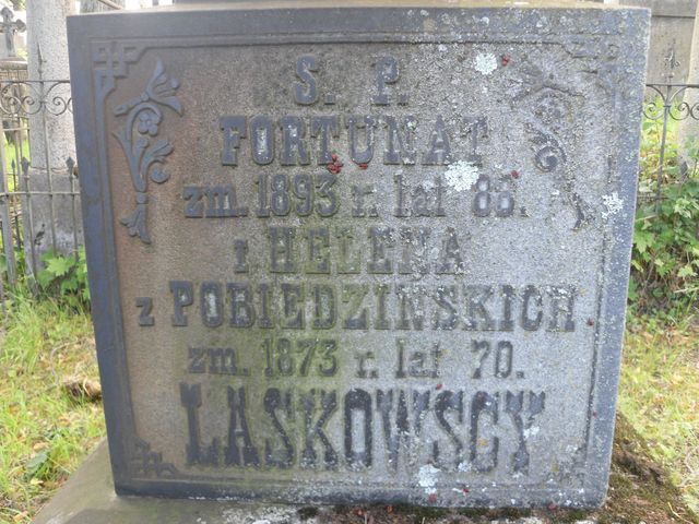 Fragment of a tombstone of Helena and Fortunat Laskowski and Anna and Wiktoria Pobiedziński, Rossa cemetery in Vilnius, as of 2013