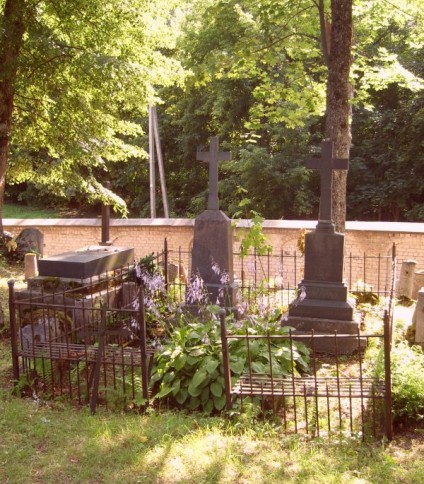 Nagrobek rodziny Oziębłowskich oraz Jadwigi i Marii Moszyńskich, cmentarz na Rossie w Wilnie, stan na 2013 r.