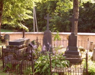 Nagrobek rodziny Oziębłowskich oraz Jadwigi i Marii Moszyńskich, cmentarz na Rossie w Wilnie, stan na 2013 r.