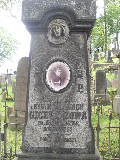 Fragment nagrobka Kazimiery i Joachima Giecewiczów, cmentarz na Rossie w Wilnie, stan z 2013