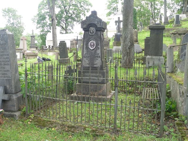 Tombstone of Kazimiera and Joachim Giecewicz, Rossa cemetery in Vilnius, as of 2013