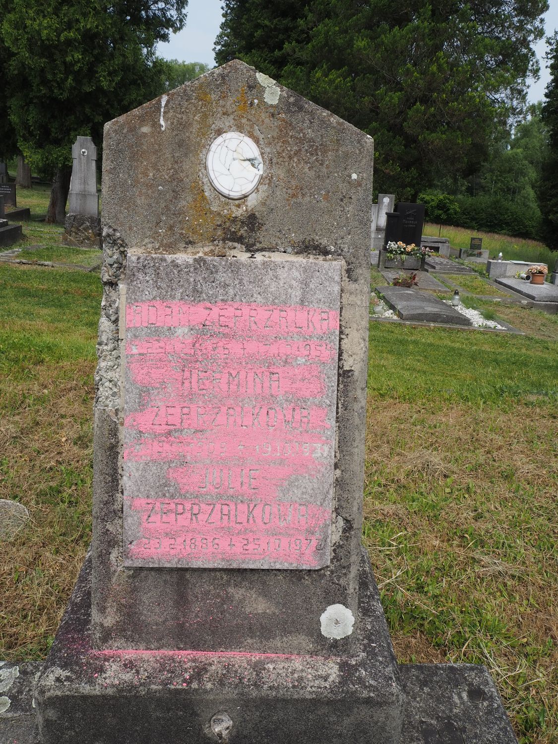 Fragment nagrobka rodziny Zeprzałka, cmentarz w Karwinie - Doły, stan z 2022 r.
