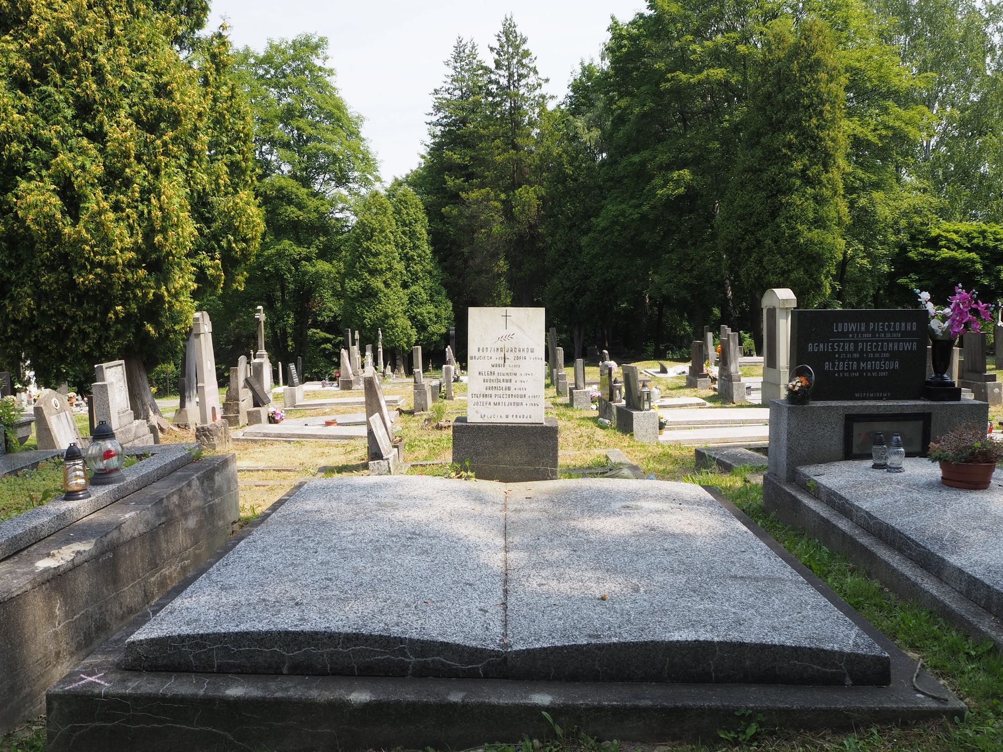 Nagrobek rodziny Jacaków, cmentarz w Karwinie - Doły, stan z 2022 r.