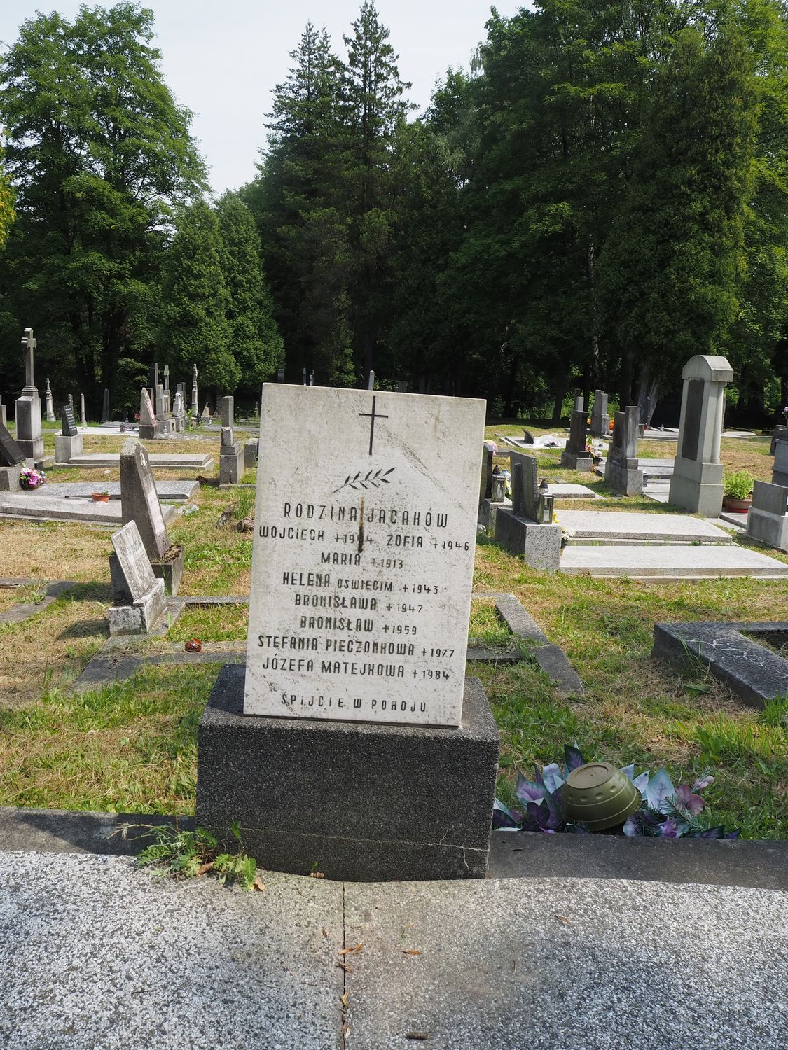 Stela z nagrobka rodziny Jacaków, cmentarz w Karwinie - Doły, stan z 2022 r.