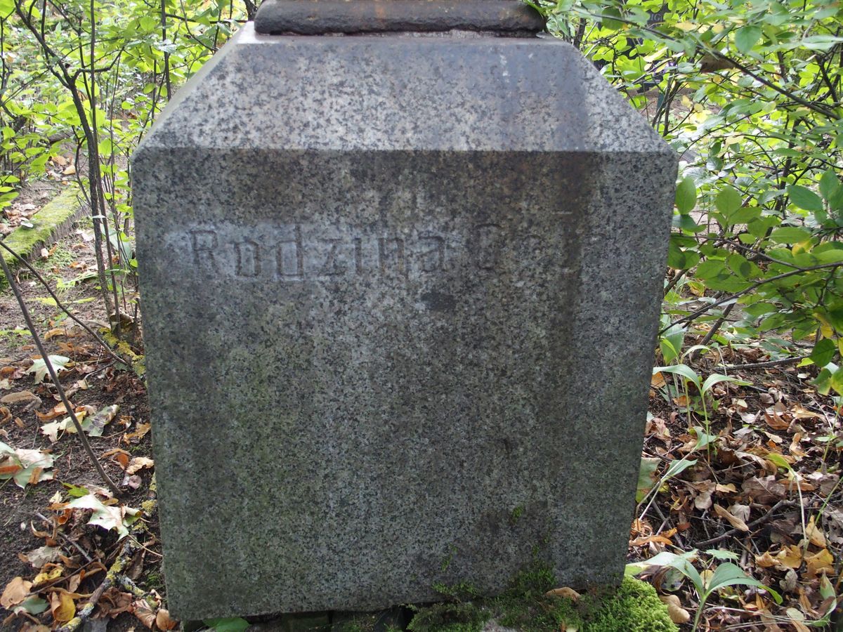 Fragment nagrobka rodziny Orlo, cmentarz św. Michała w Rydze, stan z 2021 r.