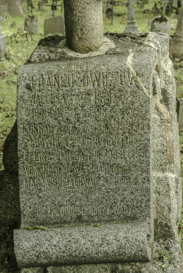 Inscription from the gravestone of the Francuzovich family, Maria Puciata and Wanda Reutt, Na Rossa cemetery in Vilnius, as of 2013.