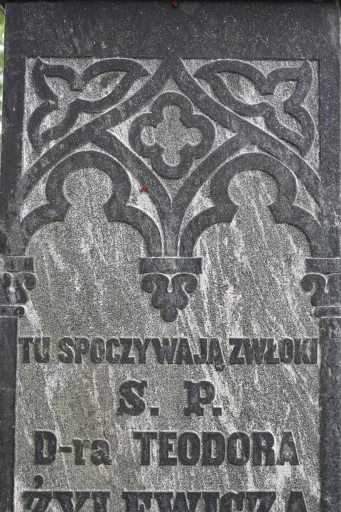 Fragment nagrobka Marii Bańkowskiej oraz Karoliny i Teodora Żylewiczów, cmentarz na Rossie w Wilnie, stan z 2013