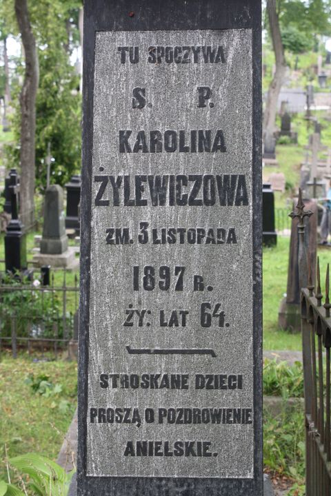 Fragment nagrobka Marii Bańkowskiej oraz Karoliny i Teodora Żylewiczów, cmentarz na Rossie w Wilnie, stan z 2013