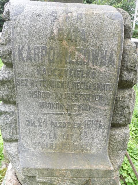 Nagrobek Agaty Karpowicz, fragment z inskrypcją, cmentarz na Rossie w Wilnie, stan przed 2013