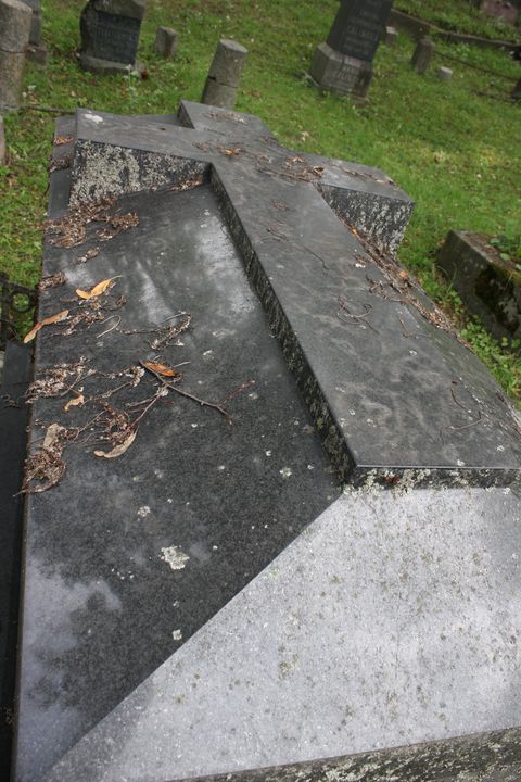 Fragment nagrobka Kamili Kodź, cmentarz na Rossie w Wilnie, stan z 2013