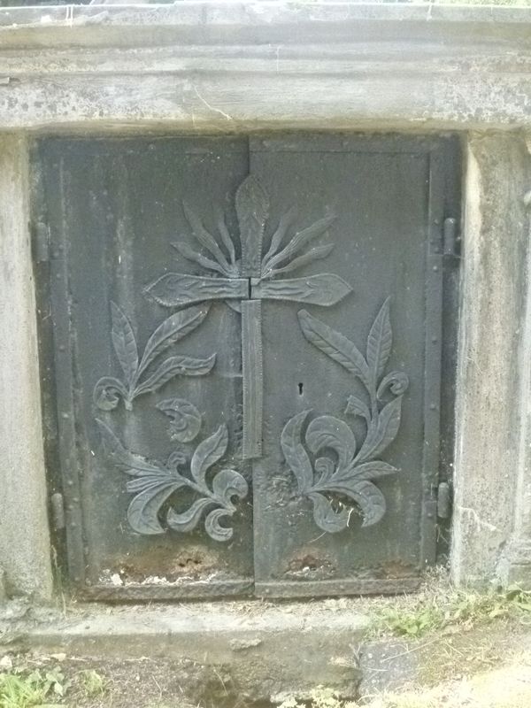 Fragment of the tomb of the Jesuit priests, Ross cemetery, as of 2013