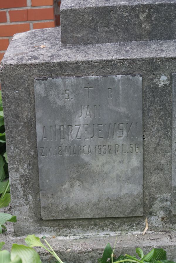 Fragment nagrobka Jana Andrzejewskiego, Konstancji i Józefa Rattal, cmentarz na Rossie, stan z 2013 roku