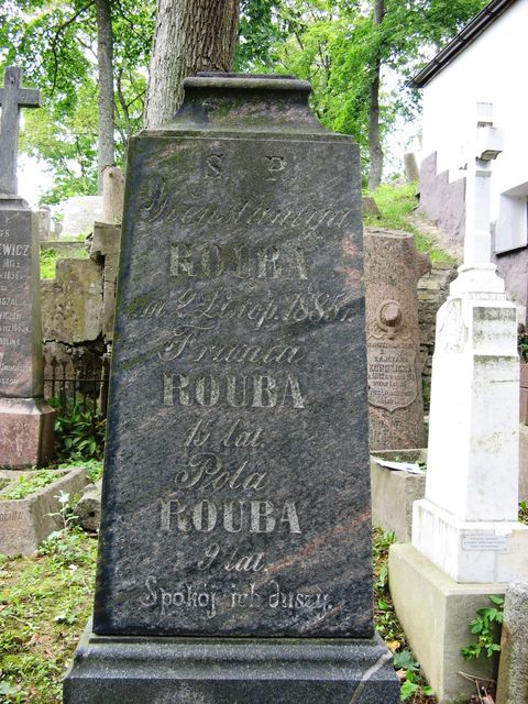 Фрагмент надгробка Францишки, Констанції та Поли Руби, кладовище Росса у Вільнюсі, станом на 2013 рік