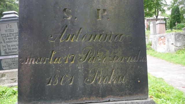 Tombstone of Antonina and Jozef Vidovskis, inscription, Ross Cemetery in Vilnius, as before 2013