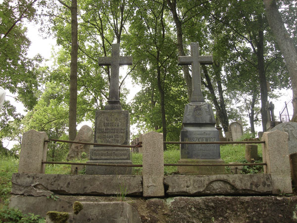 Tomb of Bronislaw and Emilia Iwaszkiewicz, Na Rossie cemetery in Vilnius, as of 2013