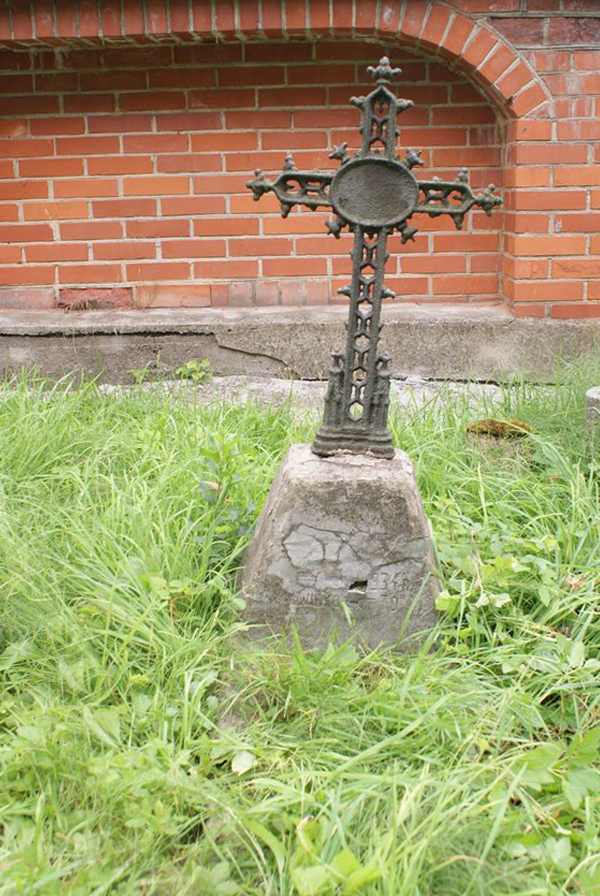 Tombstone of N.N., Ross cemetery, as of 2013