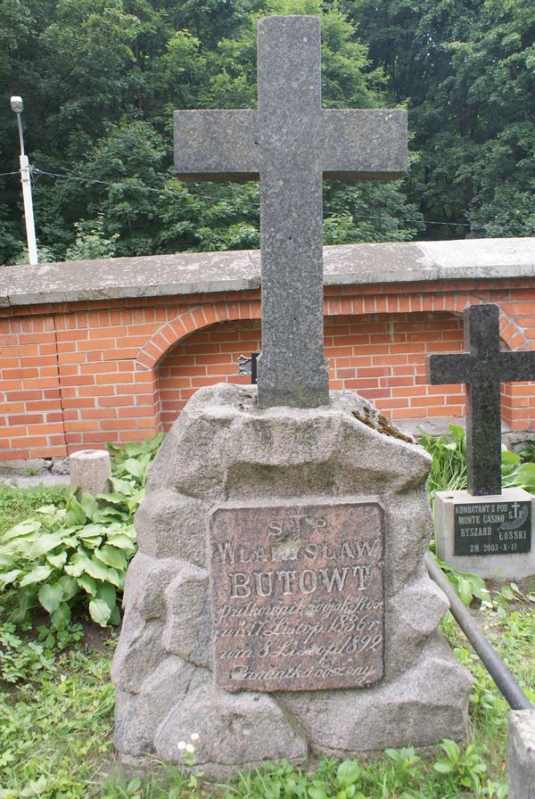 Tombstone of Wladyslaw Butowt, Ross cemetery, as of 2013