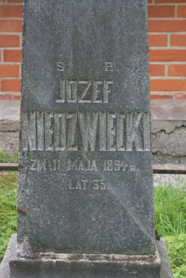Fragment nagrobka Józefa Niedźwieckiego, cmentarz na Rossie, stan z 2013 roku