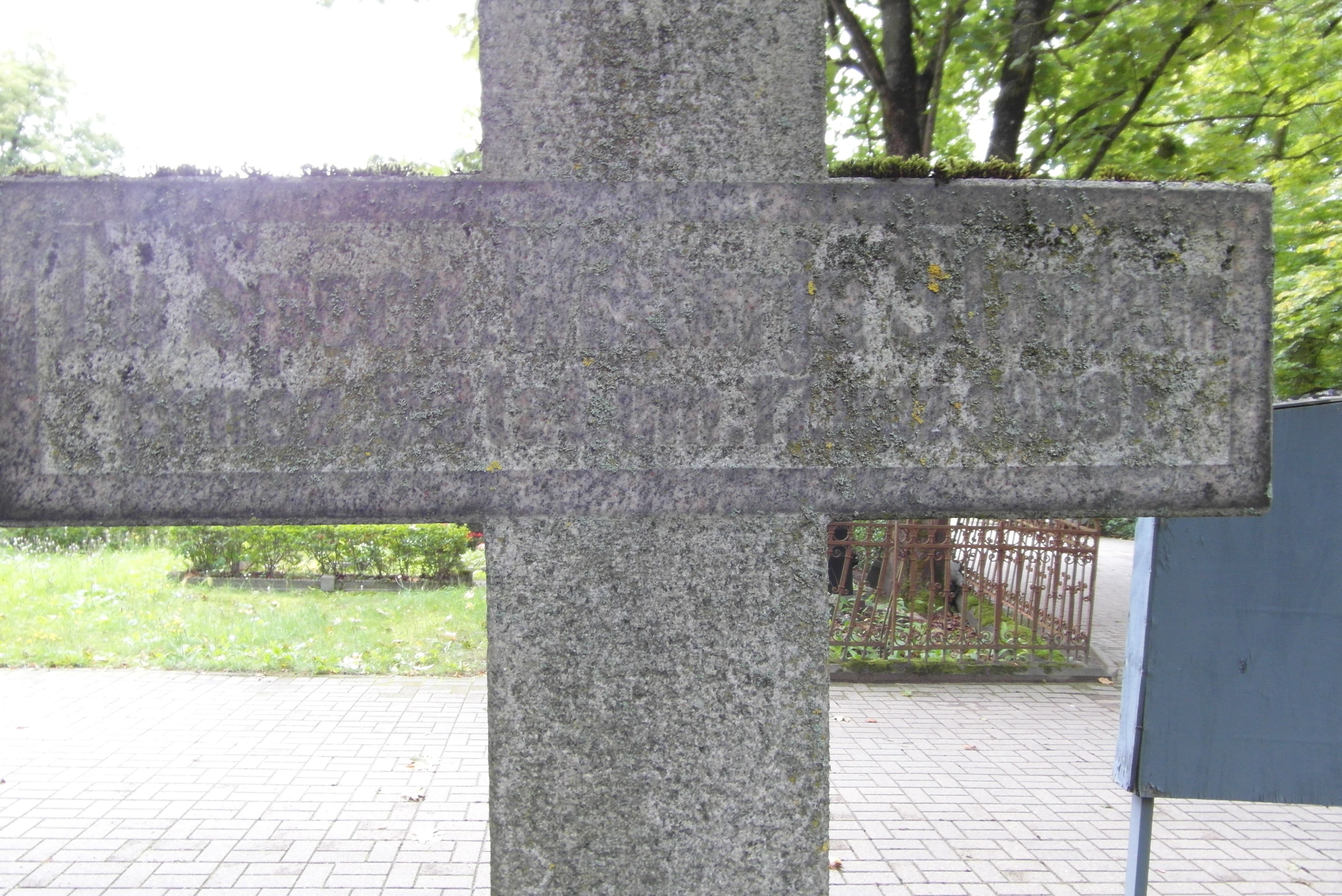 Fragment nagrobka Wiktoryi Stankun, cmentarz św. Michała w Rydze, stan z 2021 r.