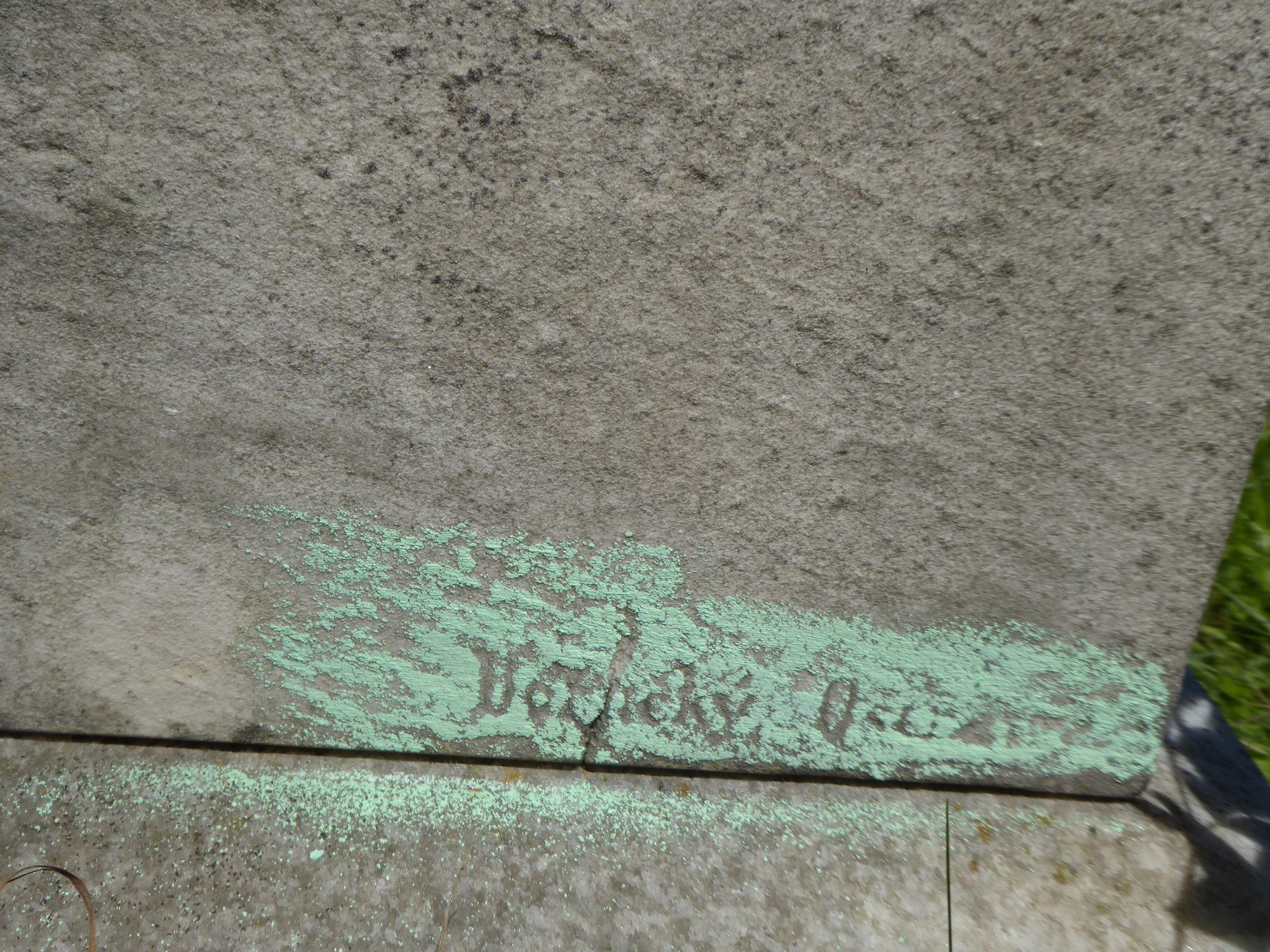 Fragment nagrobka Juliany Hamtak z cmentarza czeskiej części Śląska Cieszyńskiego, stan z 2022 r.