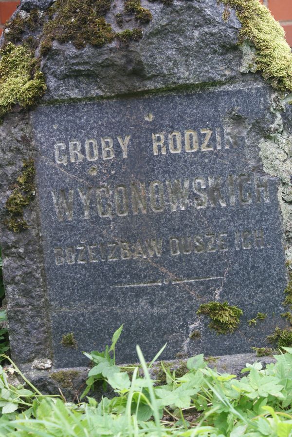 Fragment nagrobka rodziny Wyconowskich, cmentarz na Rossie, stan z 2013 roku