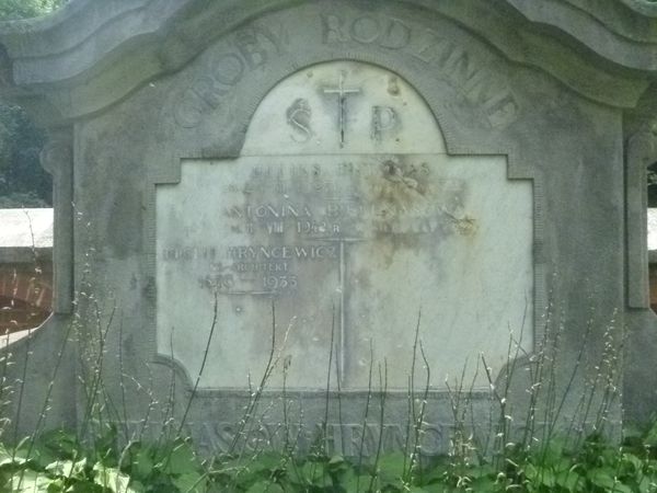Fragment of the tomb of Antonina and Felix Beliunas and Hipolit Hyncewicz, Ross cemetery, as of 2013