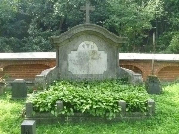 Grobowiec Antoniny i Feliksa Beliunas i Hipolita Hyncewicza, cmentarz na Rossie, stan z 2013 roku