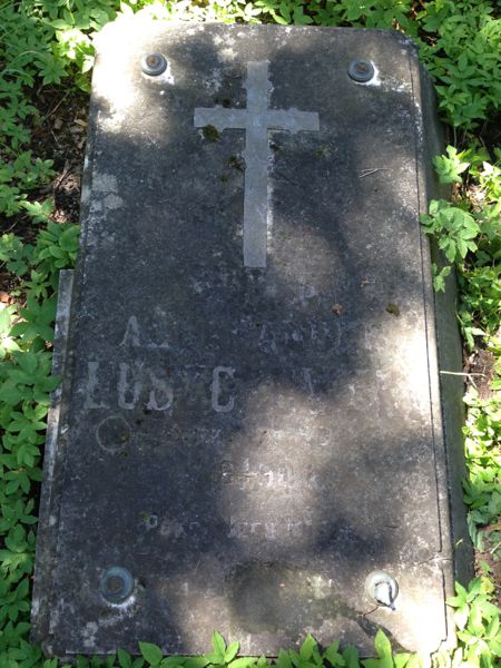 Fragment płyty nagrobnej Aleksandra Łuszczewskiego, cmentarz na Rossie, stan z 2013 roku
