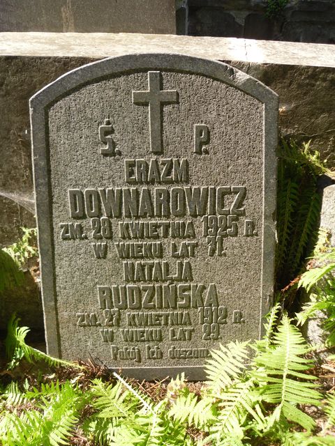 Nagrobek Erazma Downarowicza i Natalii Rudzińskiej, fragment z inskrypcją, cmentarz na Rossie w Wilnie, stan przed 2013