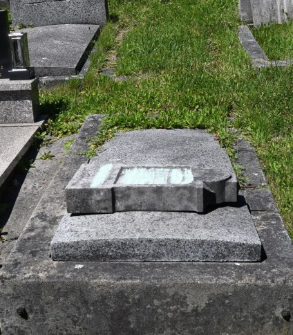 Nagrobek Antoniego Filipczyka z marmurowym cokołem z fryzem arkadowym i rytami inskrypcjami. Cokół powalony, położony poprzecznie na zapadniętej dwustopniowej płycie nagrobnej.