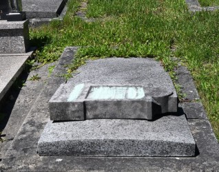 Nagrobek Antoniego Filipczyka z marmurowym cokołem z fryzem arkadowym i rytami inskrypcjami. Cokół powalony, położony poprzecznie na zapadniętej dwustopniowej płycie nagrobnej.