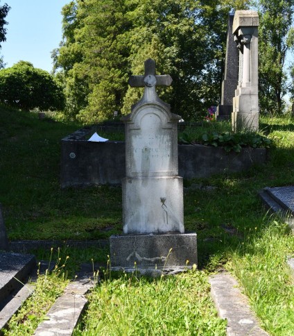 Nagrobek rodziny Durczok z krzyżem na cokole. Podstawa z lastryko, na niej cokół i tablica z fryzem arkadowym z inskrypcją, zwieńczona krzyżem. Ustawiona na betonowej opasce.