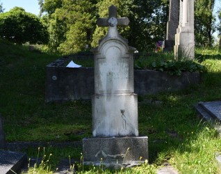 Nagrobek rodziny Durczok z krzyżem na cokole. Podstawa z lastryko, na niej cokół i tablica z fryzem arkadowym z inskrypcją, zwieńczona krzyżem. Ustawiona na betonowej opasce.