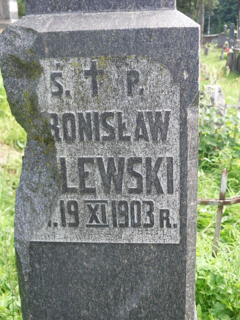 Nagrobek Heleny i Jana Malinowskich oraz Bronisława Milewskiego, fragment z inskrypcją, cmentarz na Rossie w Wilnie, stan przed 2013