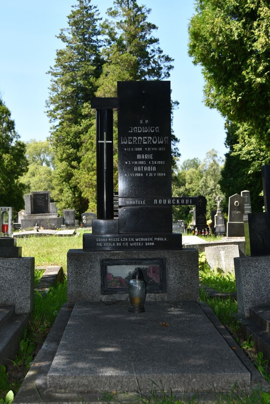 Fotografia przedstawiająca Tombstone of the Werner family and Manželé Nováckovi
