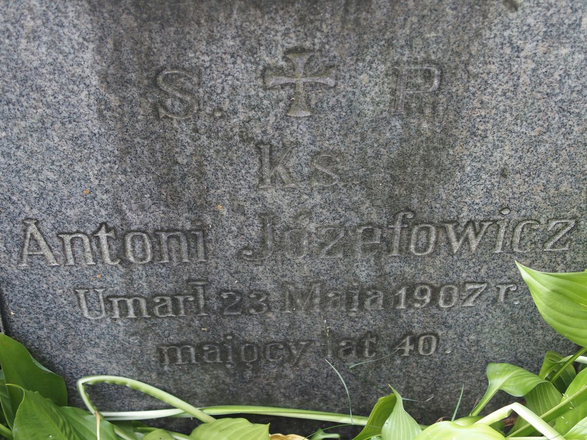 Inscription from the tombstone of Antoni Jozefowicz, St Michael's cemetery in Riga, as of 2021.