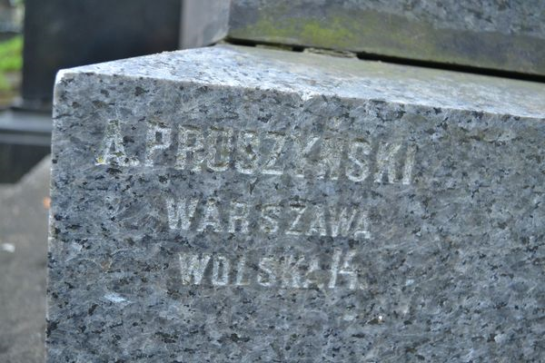 Sygnatura twórcy na nagrobku Feliksa Pietraszkiewicza, cmentarz na Rossie w Wilnie, stan z 2013