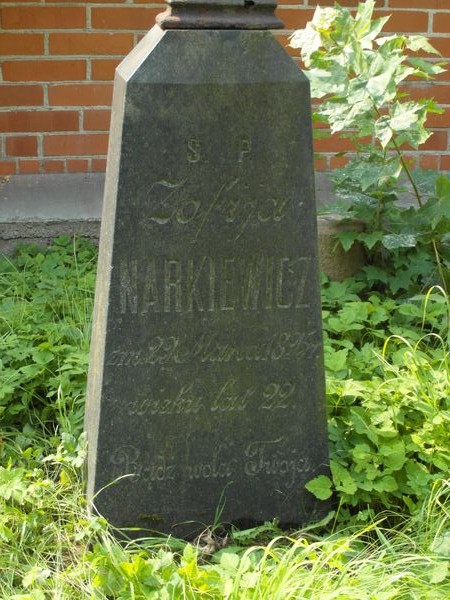 Fragment nagrobka Zofii Narkiewicz, cmentarz na Rossie, stan z 2013 roku