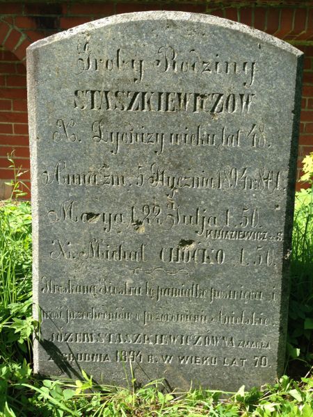 Nagrobek rodziny Staszkiewicz i Michała Chodźko, cmentarz na Rossie, stan z 2013 roku