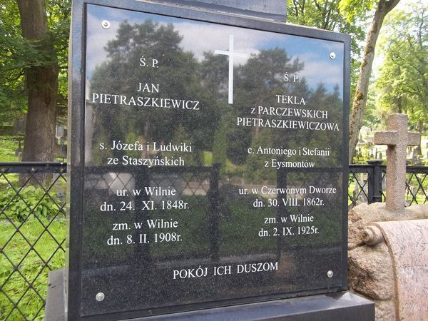 Inscription on the new tombstone of Jan and Tekla Pietraszkiewicz, Rossa cemetery in Vilnius, as of 2013