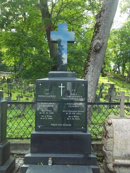 New tombstone of Jan and Tekla Pietraszkiewicz, Rossa cemetery in Vilnius, as of 2014