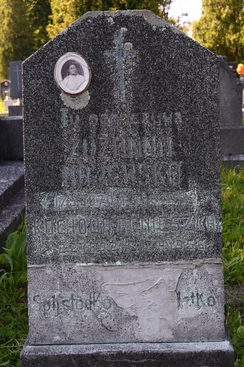 Fotografia przedstawiająca Tombstone of Zuzanna Majewska and Agnieszka Kochowa