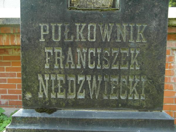 Fragment nagrobka Franciszka Niedźwiedzkiego, cmentarz na Rossie, stan z 2013 roku