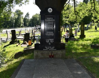 Nagrobek rodziny Chlebowczyk, Hildegardy Galoczowej i Franciszka Szewieczka. Pomnik z podstawą z monzonitu z rytami inskrypcjami, zwieńczony trójkątnym daszkiem i krzyżem z odlewaną twarzą Jezusa.