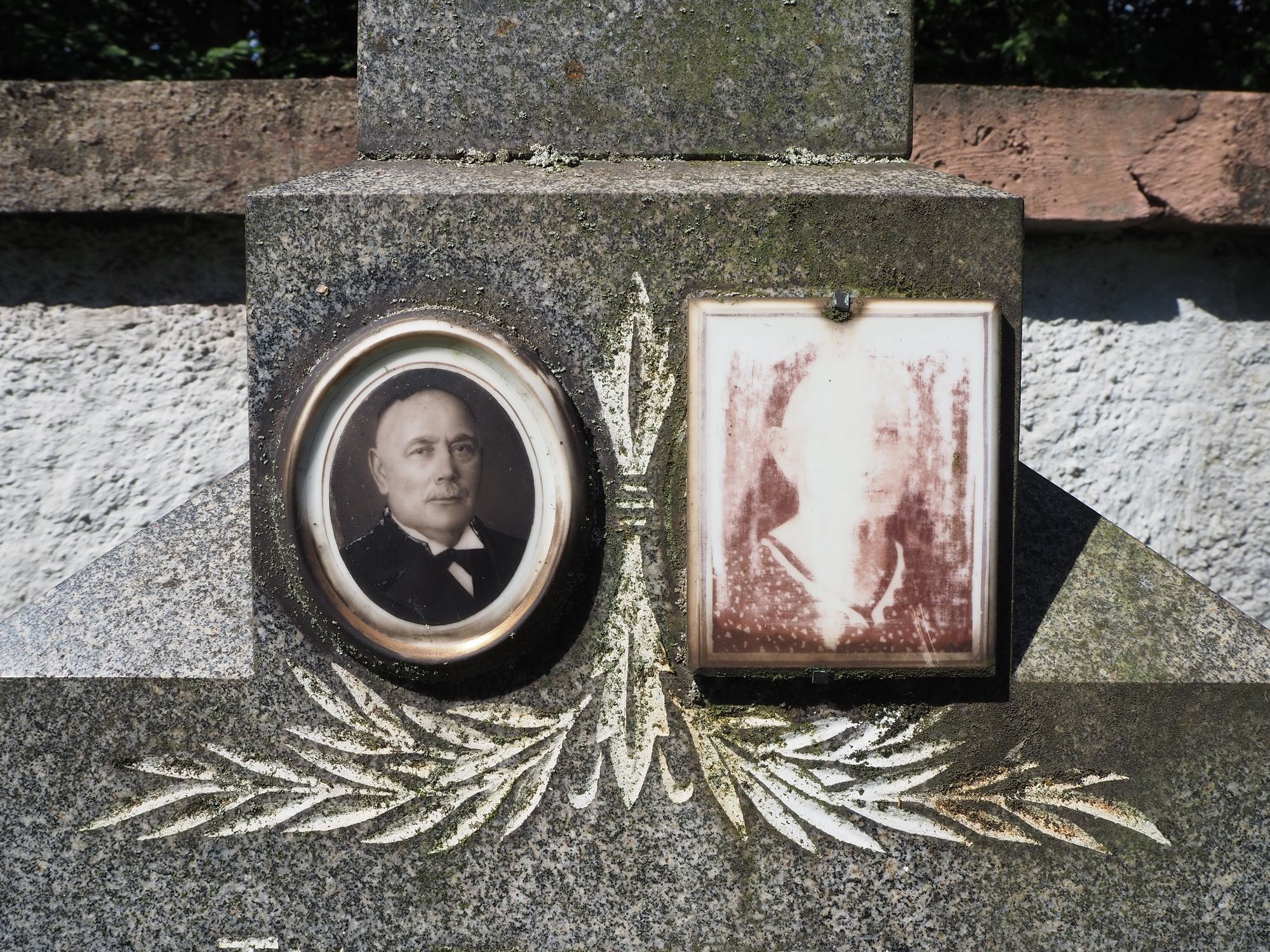 Fotografie z nagrobka Jana i Zuzanny Roik, cmentarz w Czeskim Cieszynie, stan z 2022 r.