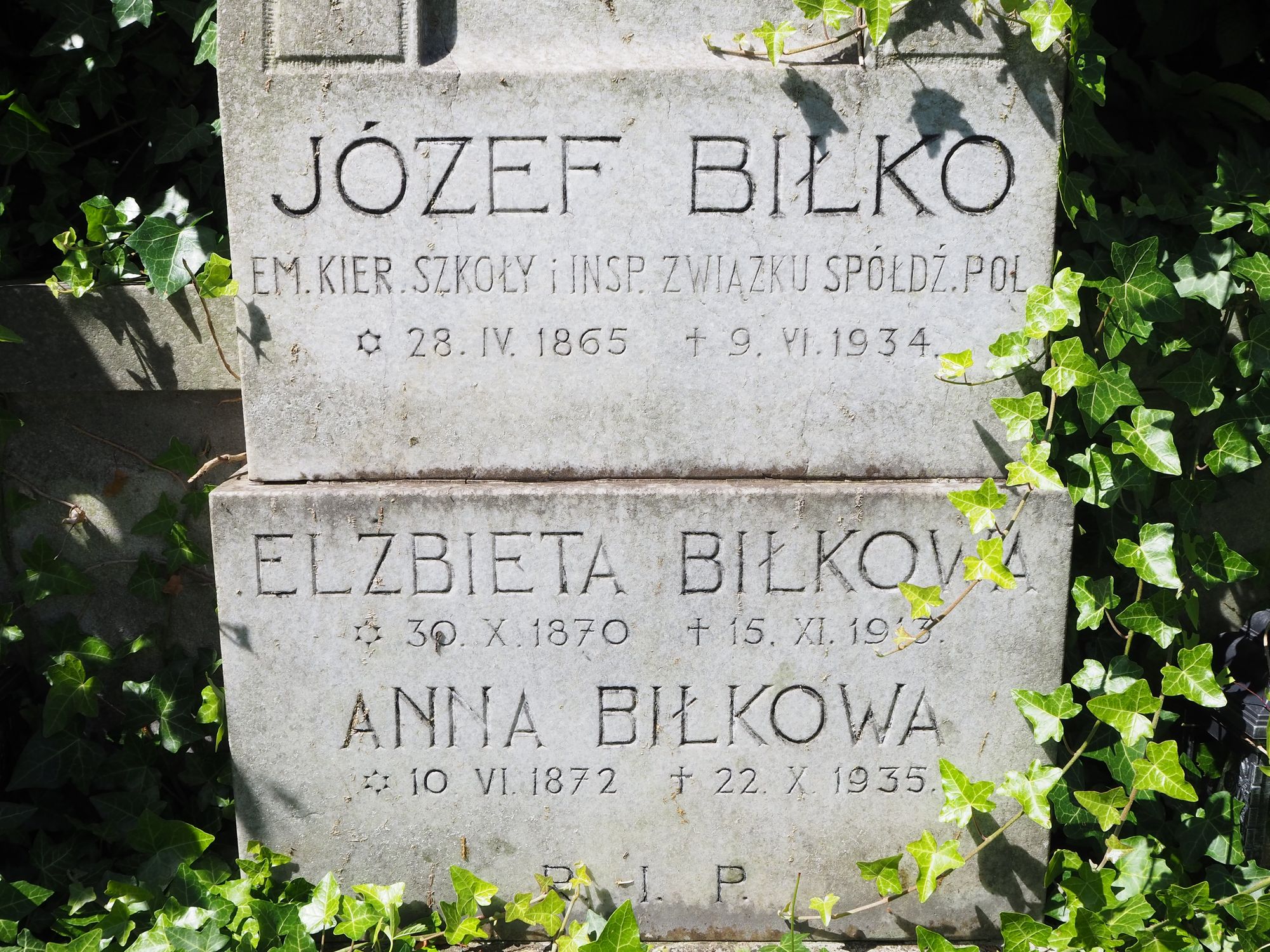 Fragment nagrobka Anny, Elżbiety i Józefa Biłko, cmentarz w Czeskim Cieszynie, stan z 2022 r.