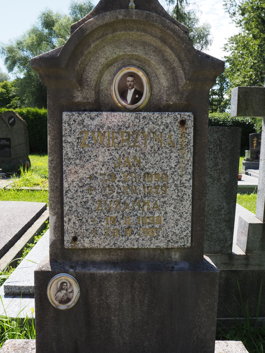 Fragment nagrobka Jana i Zuzanny Zwierzyna, cmentarz w Czeskim Cieszynie, stan z 2022 r.