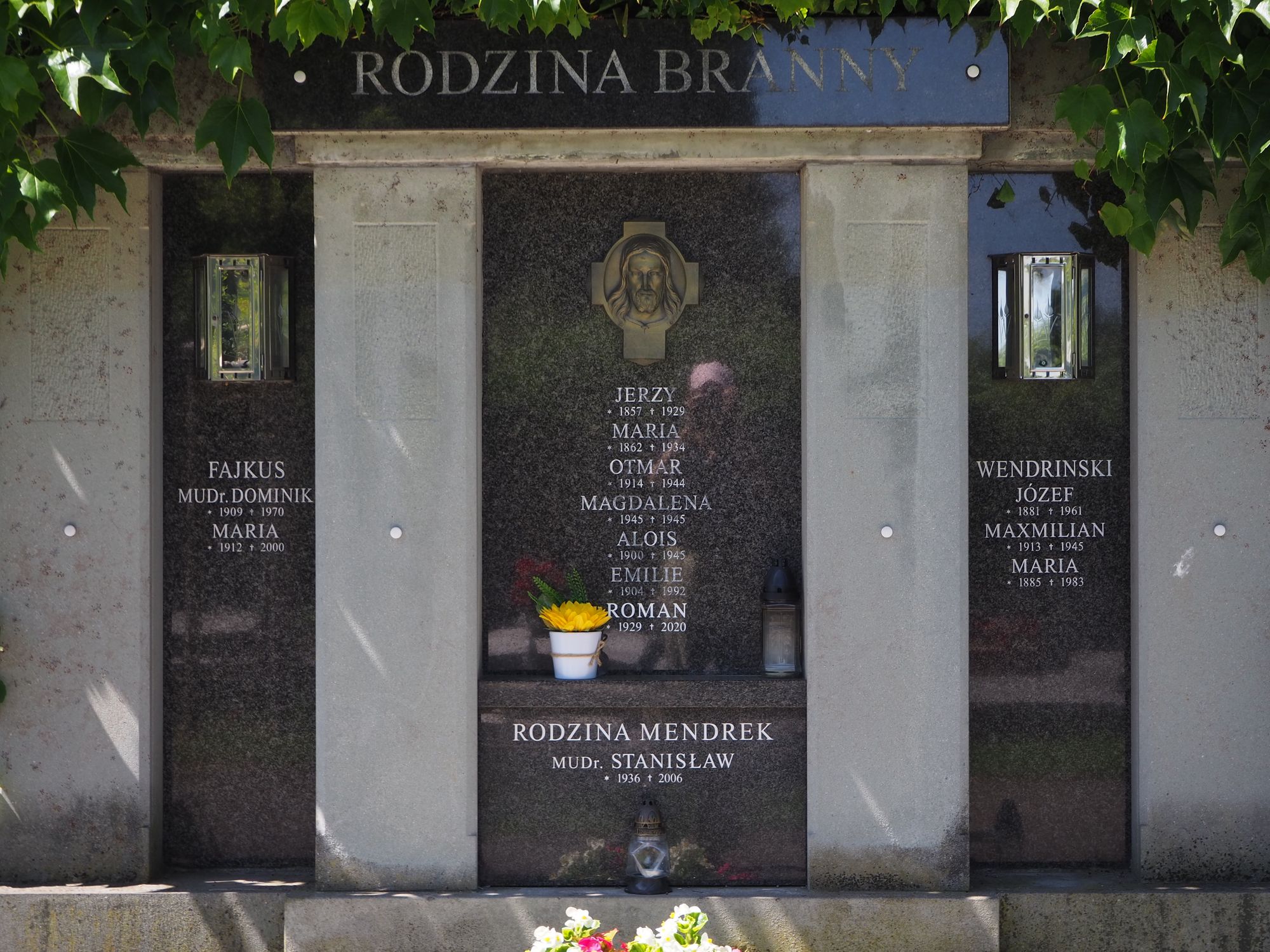 Nagrobek rodziny Branny, fragment, cmentarz w Czeskim Cieszynie, stan z 2022 r.