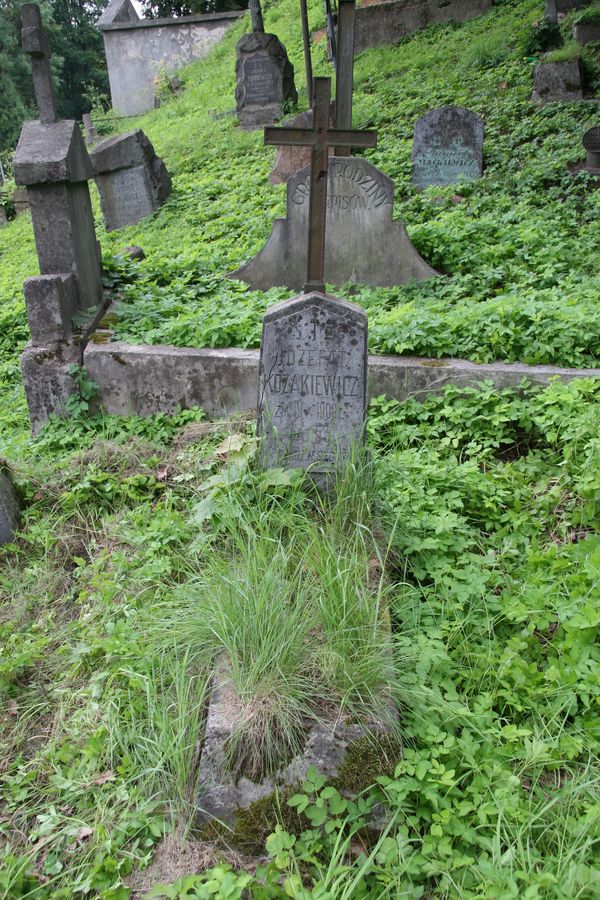 Nagrobek Jozefata Kozakiewicza z cmentarza na Rossie w Wilnie, stan z 2013 r.