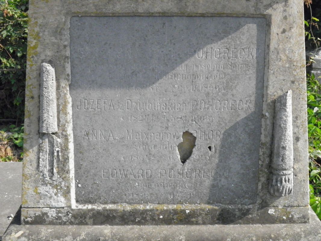 Fragment of the tomb of the Michałowski, Pohorecki, Izabela and Feliks Kuczkowski and Marian Gottlieb families, Ternopil cemetery, as of 2016.